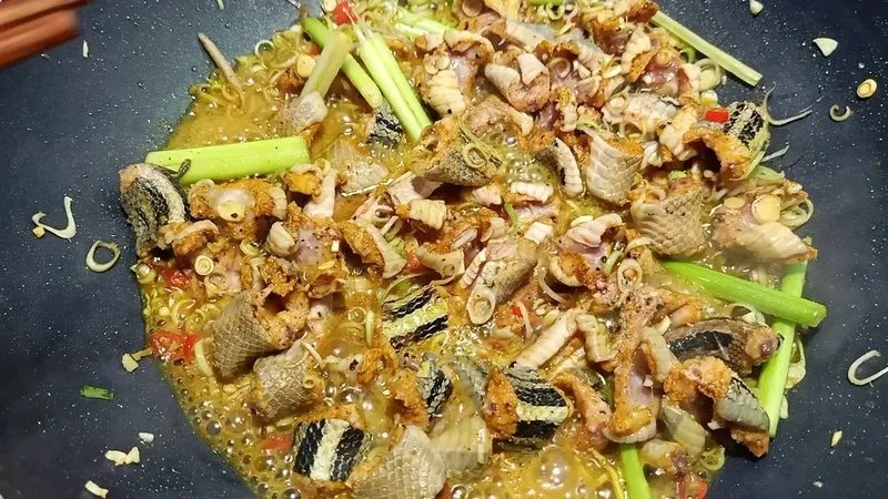 Rắn mối kiếm ăn bằng côn trùng, giúp kiểm soát sâu hại trong vườn