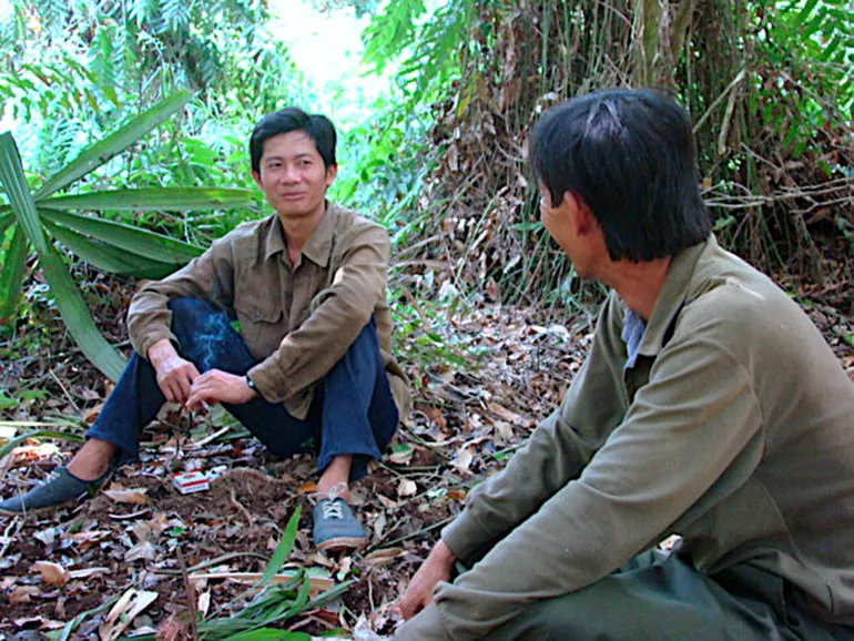 Camera chuyên dụng ghi hình kỹ sư Truyền và thợ rừng khảo sát trong đại ngàn U Minh Hạ